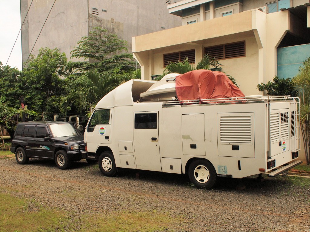 One of the ENG vans gets parked at the transmitter since the Daan Mogot studios are subject to flooding. A little more than a week after our visit Jakarta experienced some serious flooding that probably did not spare Kebon Jeruk.